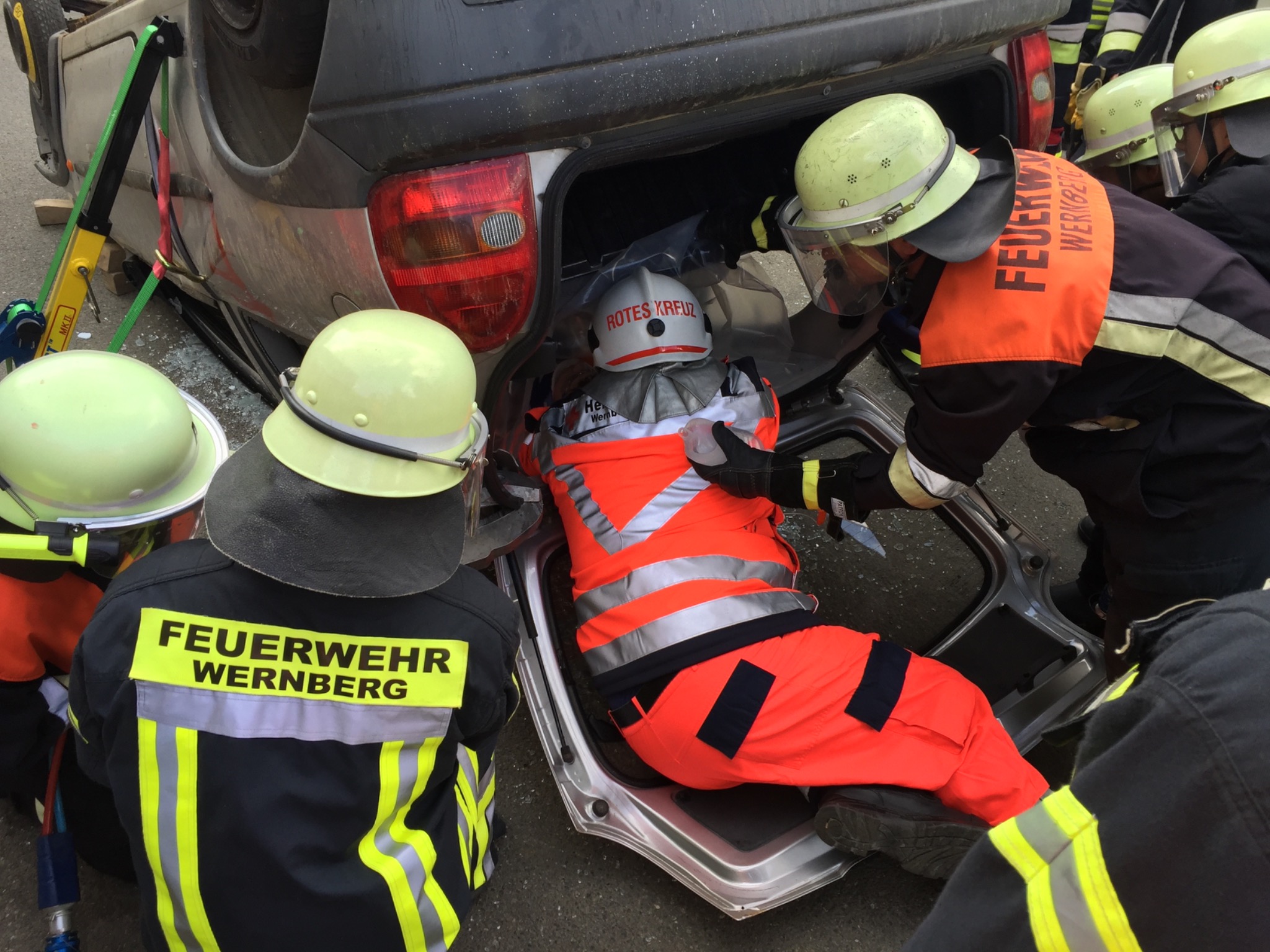Zusammenarbeit von BRK und Feuerwehr an einer Einsatzstelle