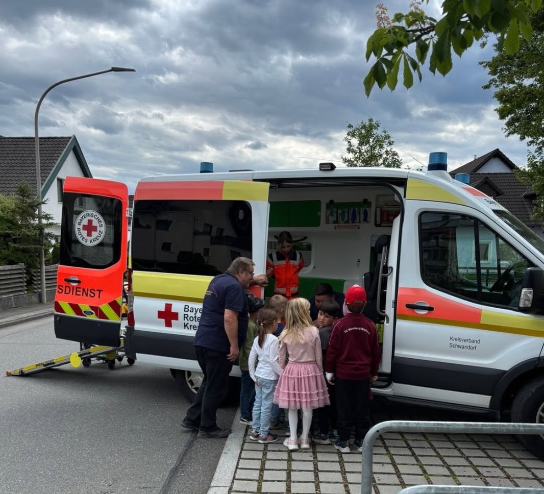 Blutdruckmessung wird Kindern erklärt