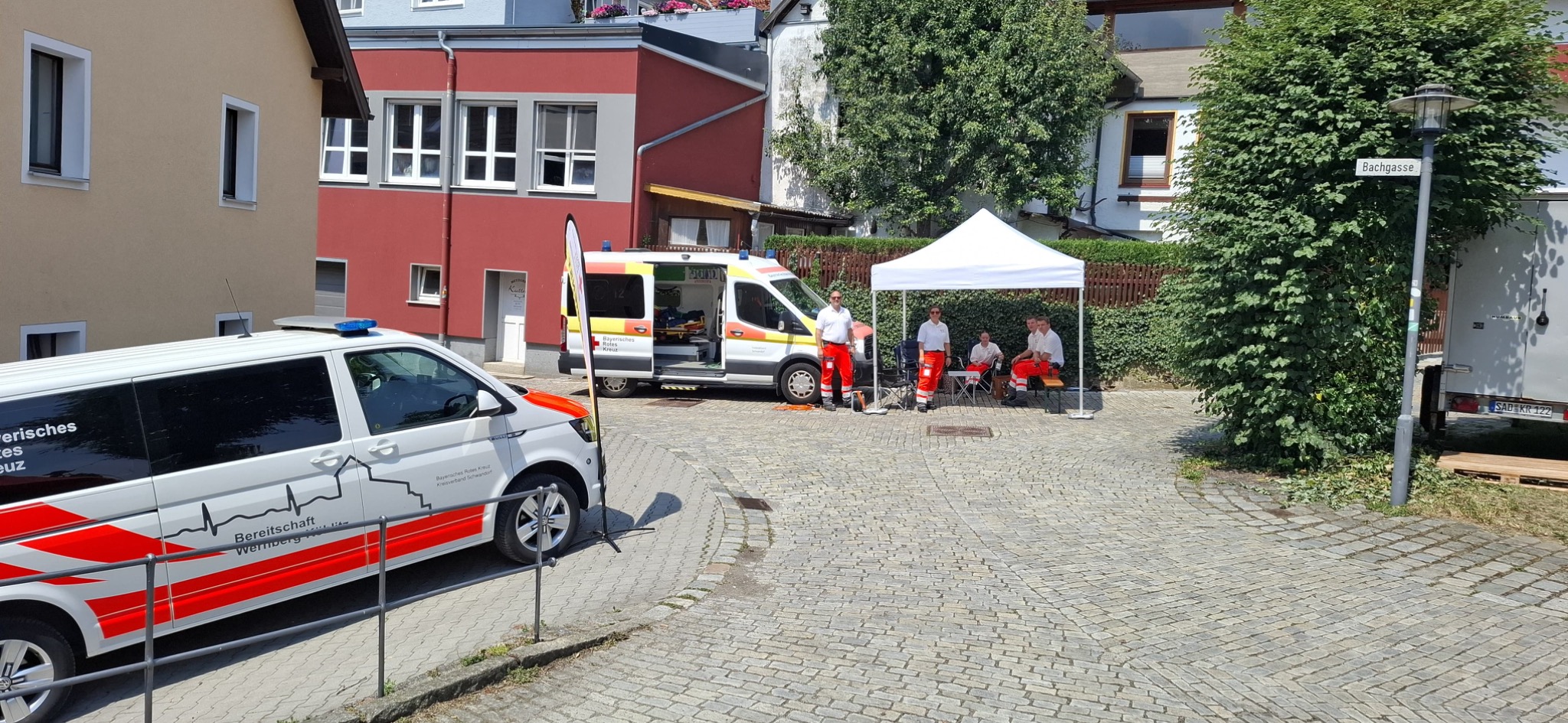 Sanitätsposten mit Einsatzfahrzeugen